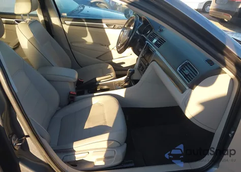 2017 Volkswagen Passat 1.8T R-Line z USA, uszkodzony, nr VIN 1VWDT7A36HC080065